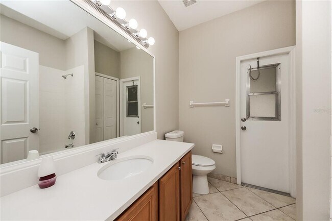 Building Photo - 710 Paris Dr