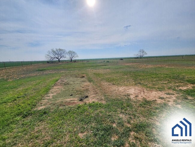 Building Photo - Spacious 3 bedroom 2 bath home COMING SOON!