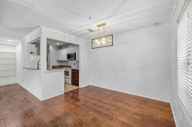 Building Photo - 5534 Beverly Hill St