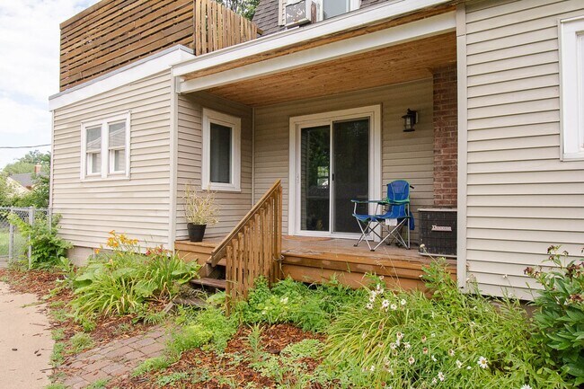 Building Photo - Charming & Spacious Main-Level Apartment Near Downtown