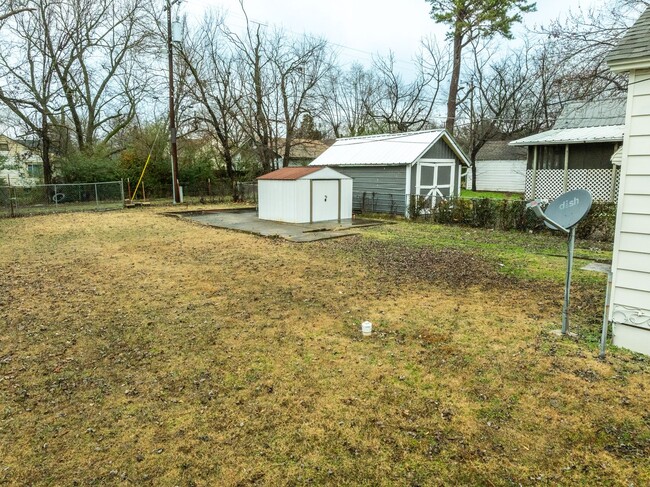 Building Photo - Freshly Updated 3 Bedroom House