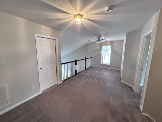 Building Photo - LARGE MOVE IN READY TOWNHOME