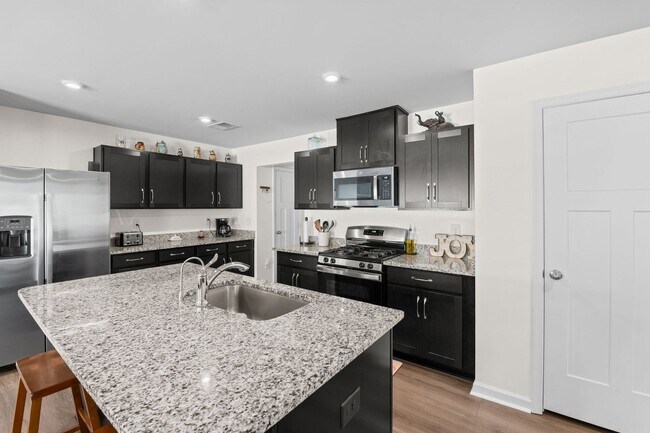 Building Photo - Beautiful 4-Bedroom Home with Fenced Backyard & Open Floor Plan!