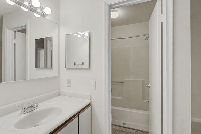 Building Photo - 540 Pineland Cir