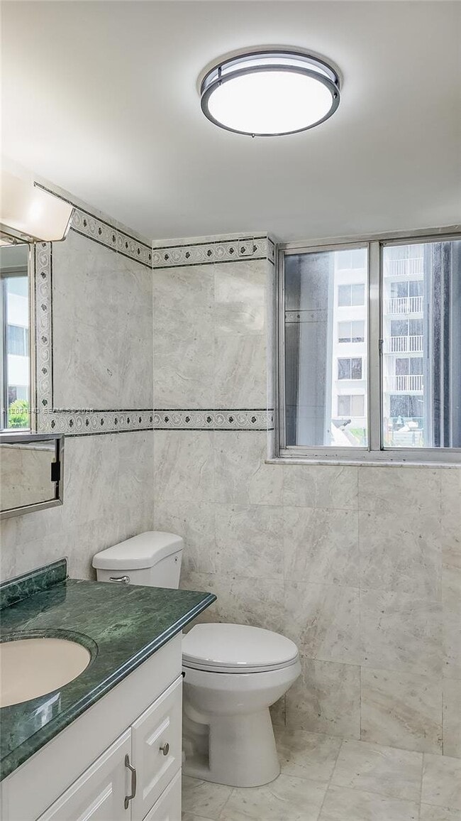 Building Photo - 1700 NW N River Dr