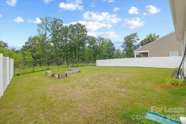 Building Photo - 144 Babbling Brk Dr