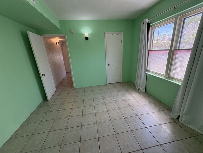 Building Photo - Central Tucson charming historic adobe home