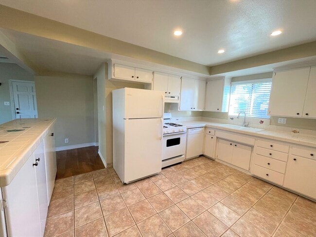 Building Photo - Pierpont Beach Duplex