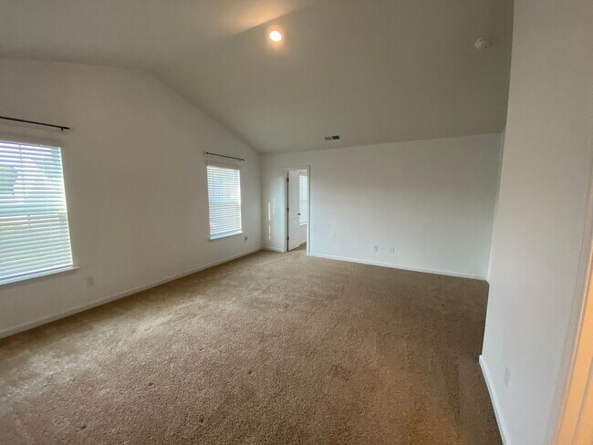 Building Photo - MOVE-IN READY!