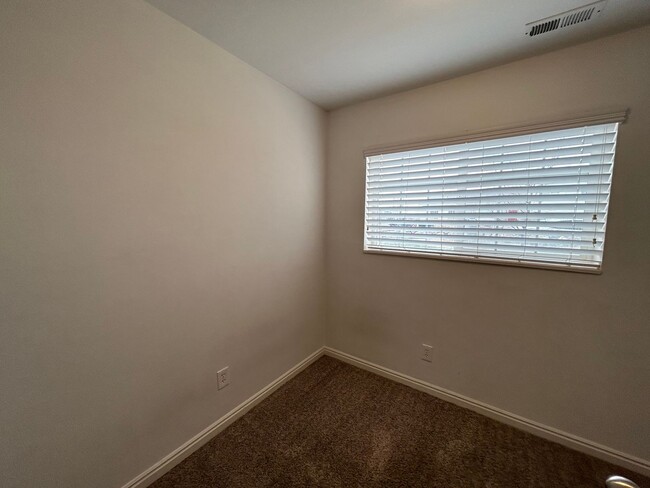 Building Photo - 3 Bedroom 1 Bathroom Basement Apartment Sp...