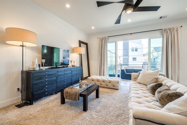 Building Photo - 412 N Nagle St