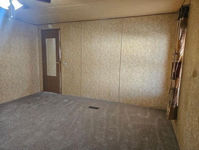 Building Photo - Large 3 bed/2 bath manufactured home in de...