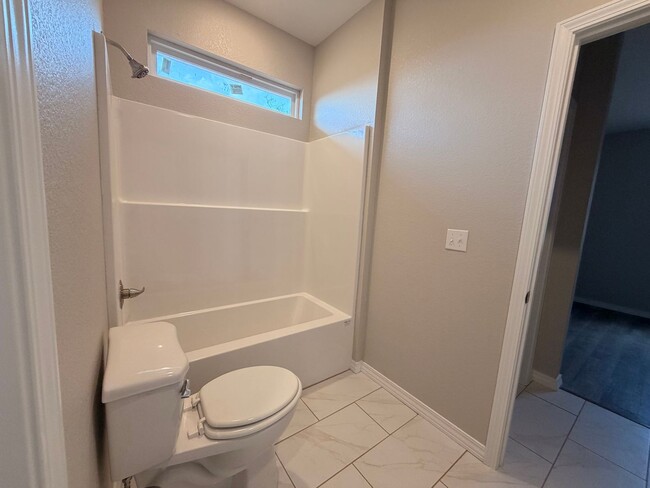 Building Photo - Welcome to your dream home in Russellville, AR!