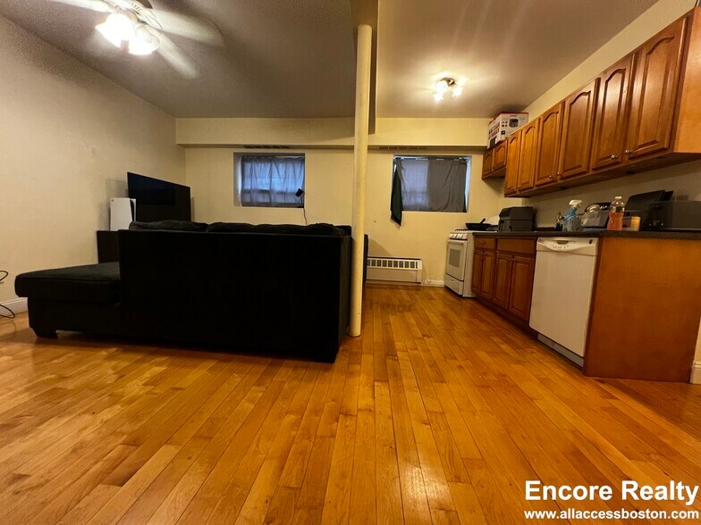 Building Photo - 1555 Beacon St