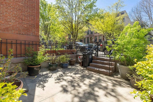 Building Photo - 7 E 129th St