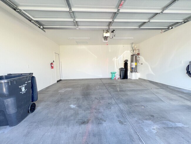 Building Photo - 1735 Pinon Dr