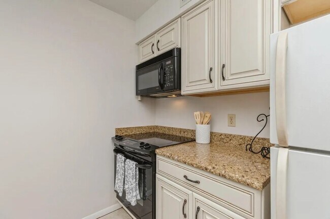 Building Photo - 104 Country Club Dr