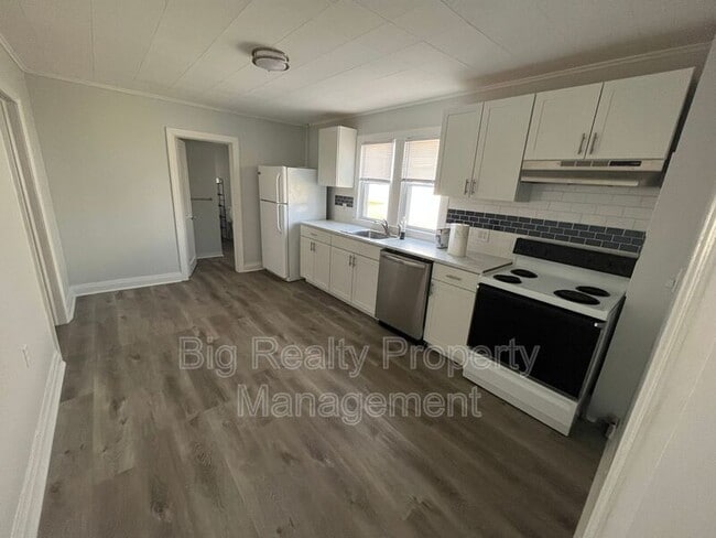 Building Photo - 513 Center St