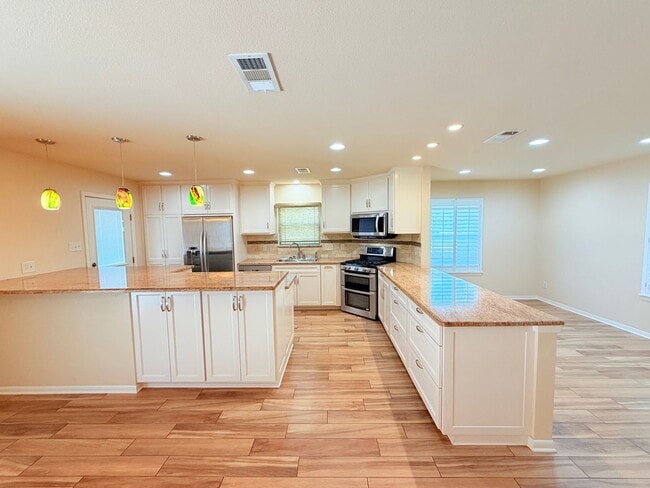 Building Photo - Amazing detached 2/2.5 duplex in Central Austin!!!