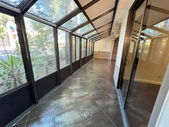Building Photo - Remodeled 2 Bed, 2 Bath Unit in Downtown S...