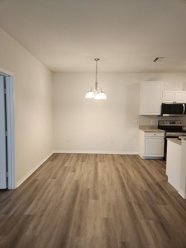 Building Photo - 5001