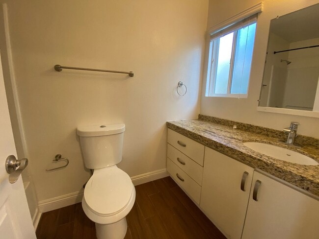 Building Photo - Luxury One Bedroom Apartment in La Jolla Village! Shared Garage Parking! AC! Washer & Dryer!