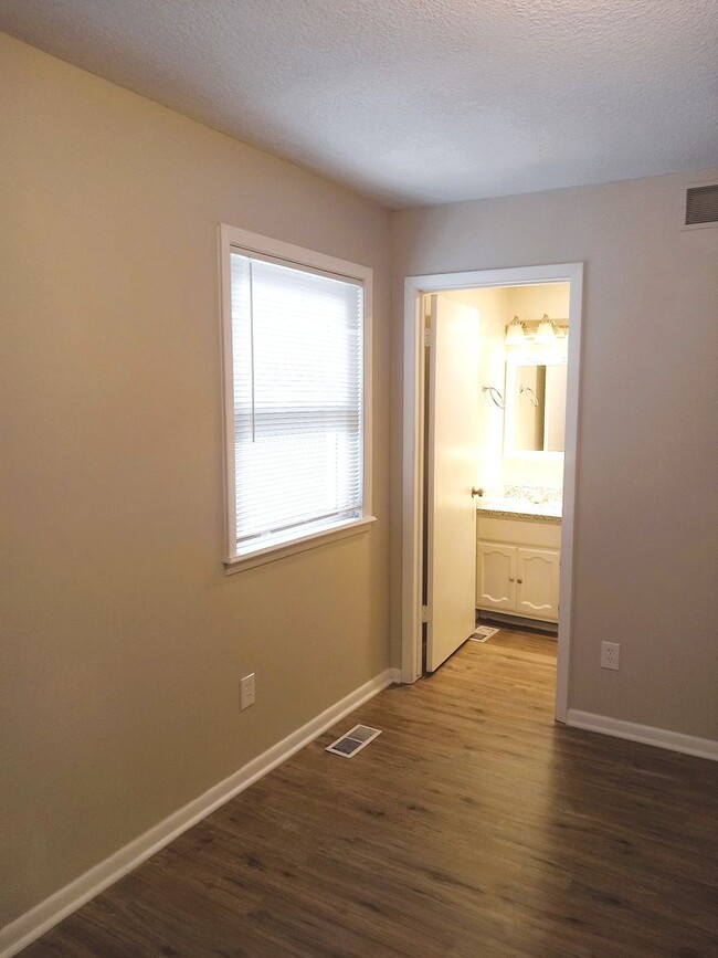 Building Photo - Darling Home in Bel Aire - Finished Baseme...