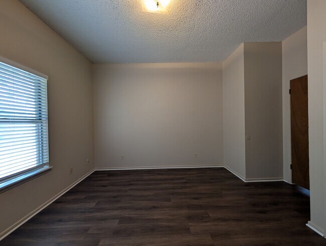 Building Photo - LOCATION!! On Wood Rd -Off Landa  / Fridge / Covered Back Patio / No Carpet / NBISD