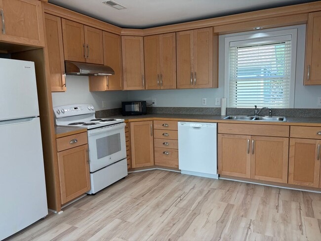 Building Photo - Available now for 12 month lease! 2150 per month (no pets)