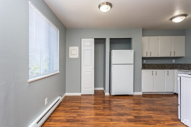 1BR, 1BA - 3rd Floor 705SF - Dining Room - Summerwalk Villa