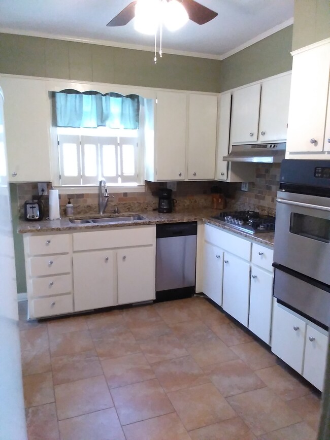 Building Photo - 707 Columbus Dr