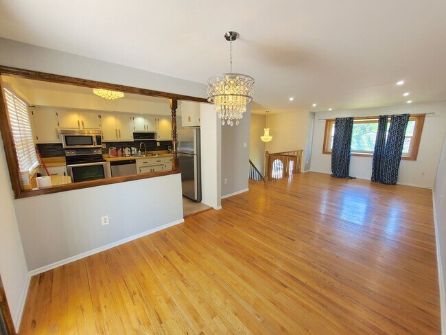 Building Photo - Single family, bi-level home with 4-bedrooms (one bedroom on ground level), 2.5 bathrooms, attach...