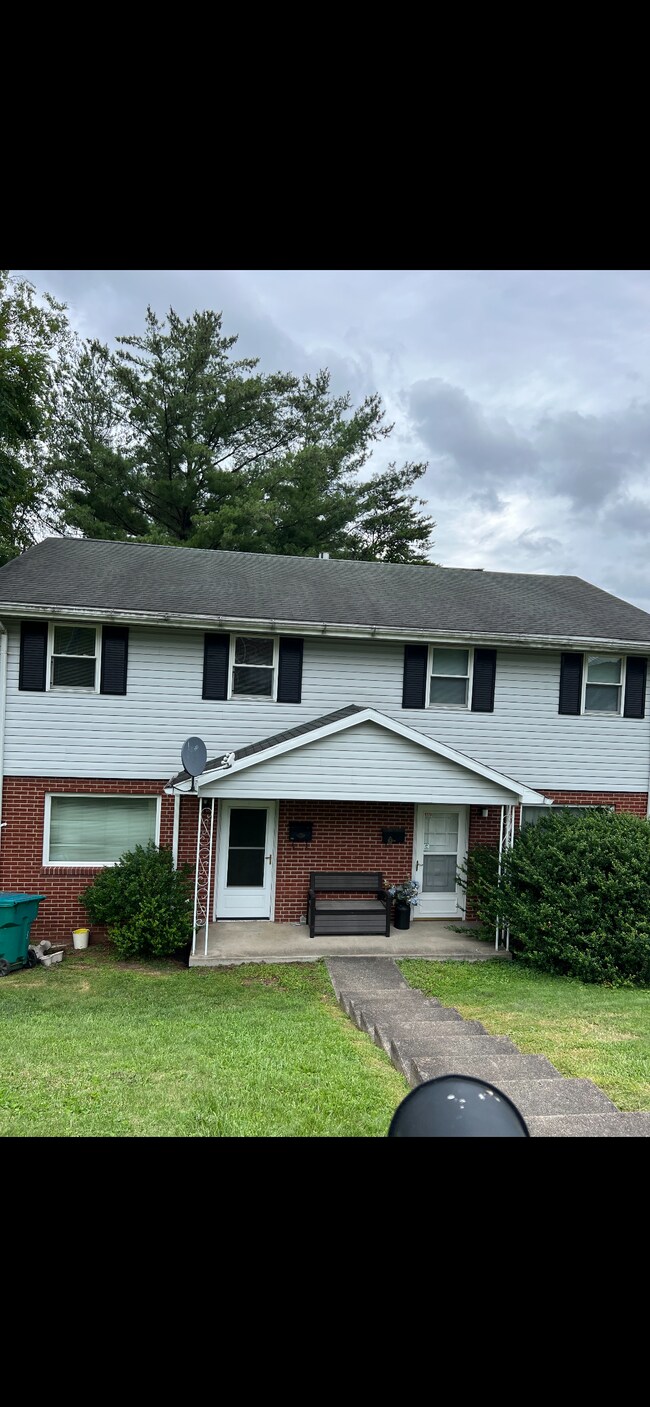 Garage Duplex - 722 James St