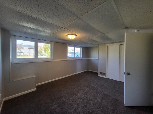 Building Photo - 4 Bedroom split-level home with garage!