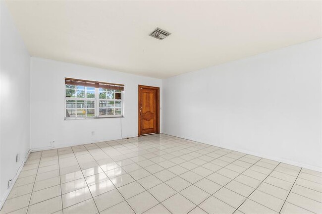 Building Photo - 117 SW 4 Ave