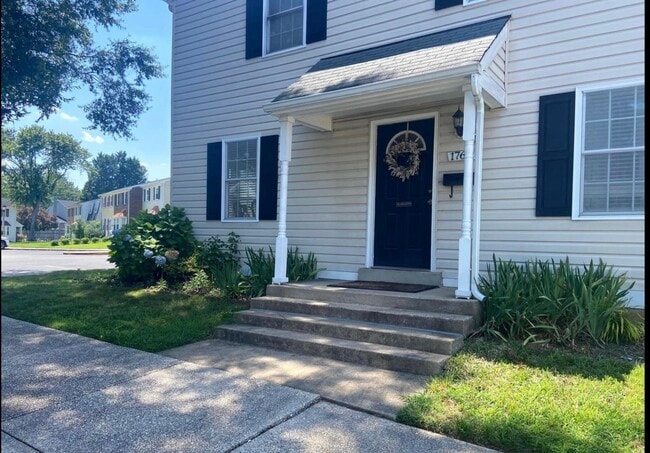 Building Photo - 1761 Aberdeen Cir