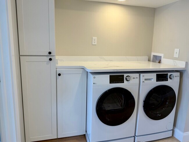 Building Photo - 15 River St