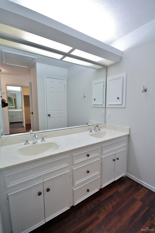 Building Photo - 25 Xanthisma Ave