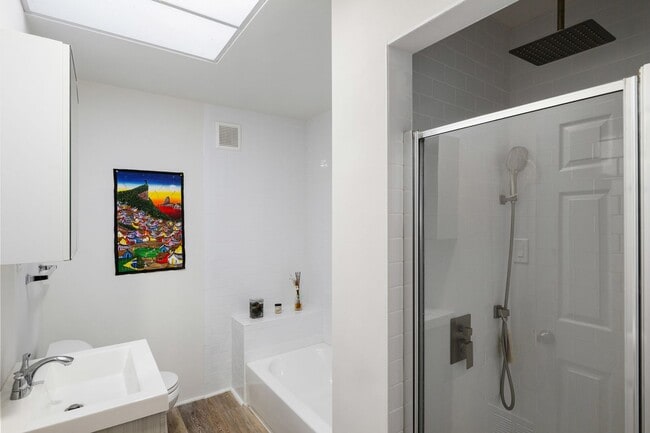 Building Photo - UPDATED LARGE BRIGHT 1800sf 3BR/2BA/1GR In...