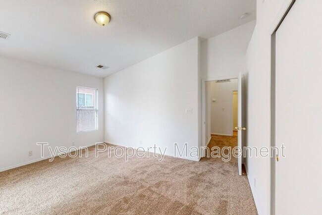 Building Photo - 7124 Labrador Dr NE