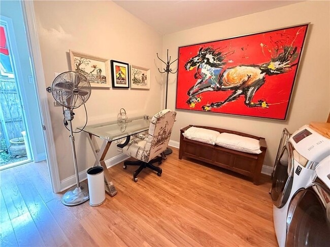 Building Photo - 611 Lyons St