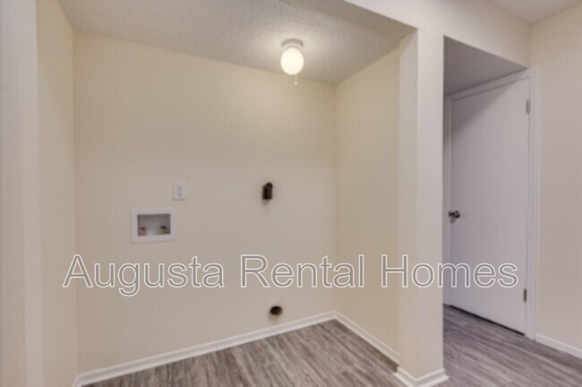 Building Photo - 2571 1/2 Tobacco Road - C