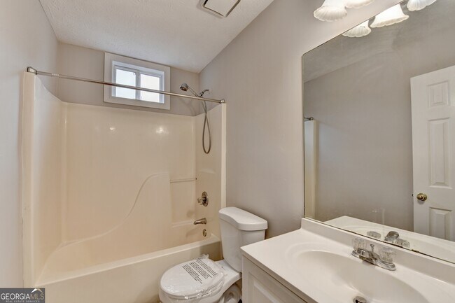 Building Photo - 2115 Glynmoore Dr
