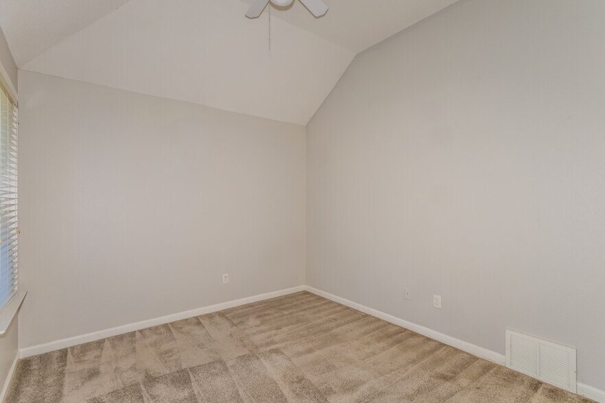 Building Photo - 7274 Busher Dr