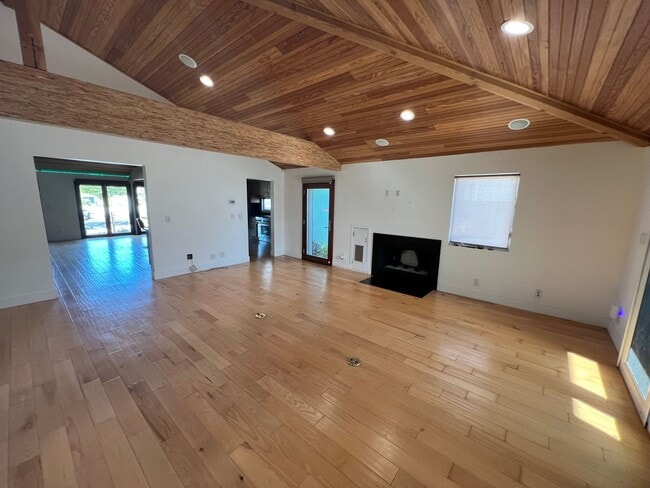 Building Photo - Comfort Meets Style in This Updated Kentwood Home