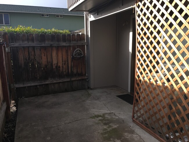 Building Photo - East Medford - Nice & Clean One Bedroom Fi...