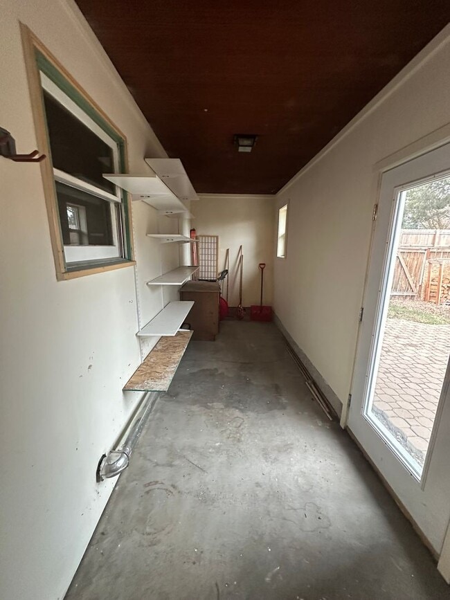 Building Photo - MIDTOWN 3 Bdrm House, All Appliances incl ...