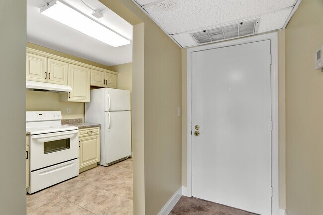 Building Photo - 3 Royal Palm Way