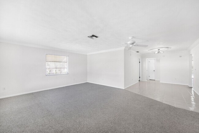 Building Photo - 2 Bedroom 2 bath Pool Home in Naples park