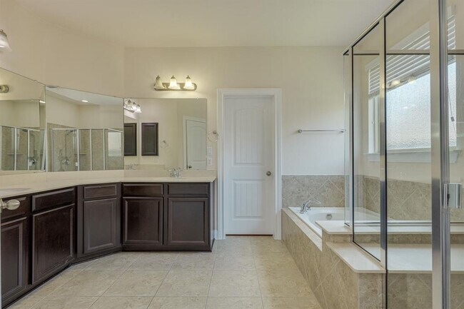 Building Photo - 4233 Privacy Hedge St